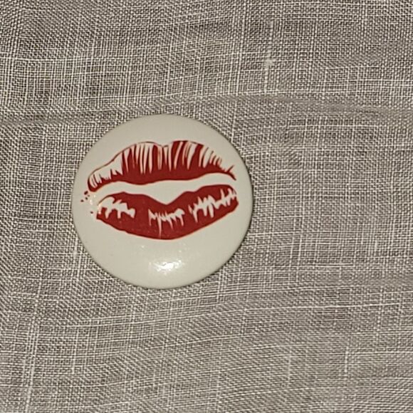 1 inch Original 80s Lipstick Lips Kiss Round Button Badge Pinback Pin - Picture 1 of 8